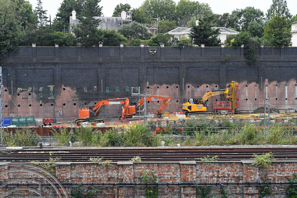 DG354511. Building HS2 at Euston. Pinning a retaining wall. London. 27.8.2021.