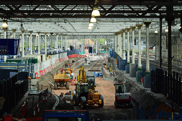 DG308198. Building new platforms. Edinburgh Waverley. Scotland. 9.9.18