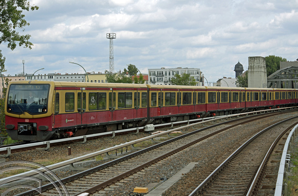 DG308418. DB Class 481 279 on S41 service. Treptower Park. Berlin. Germany. 16.9.18