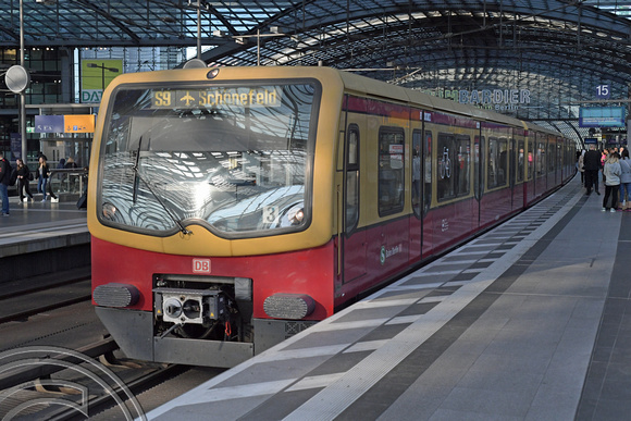 DG308511. DB Class 481. Hauptbahnhof. Berlin. Germany. 17.9.18