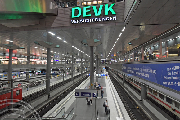 DG308936. Low level platforms. Hauptbahnhof. Berlin. Germany. 18.9.18