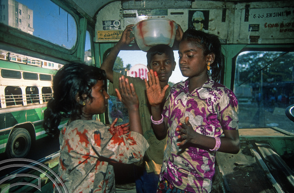 T6612. Street children on our bus. Chennai. Tamil Nadu. India. Februar 1998.