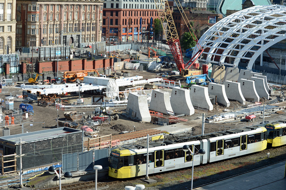 DG181270. Building the new roof. Manchester  Victoria. 5.6.14.