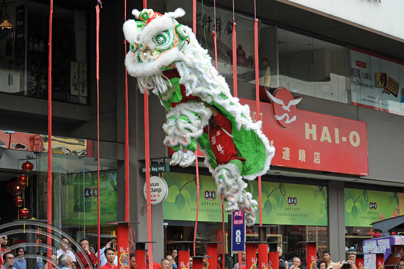 DG102958. Lion dance acrobats. Chinatown. KL. Malaysia. 31.1.12.