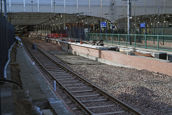 DG311168. Platform extensions. Edinburgh Waverley. 5.10.18