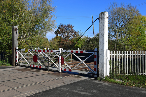 DG312533. Double railway gates. Uffington. 28.10.18