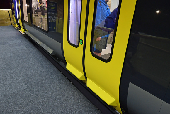 DG312660. New Merseyrail train mock-up. Liverpool Lime St. 5.11.18
