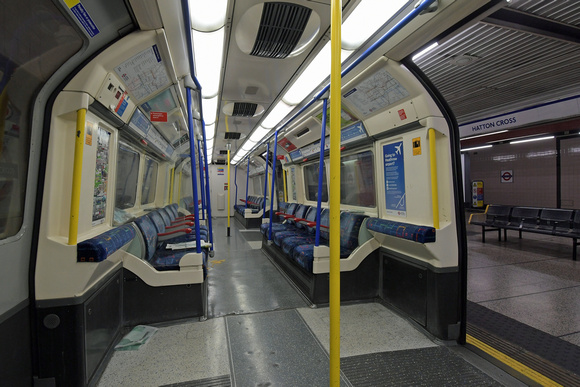 DG298488. Interior. Piccadilly line tube. Hatton Cross. 13.6.18