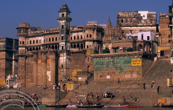 T6828. Munshi Ghat. Varanasi. Uttar Pradesh. India. 1998.