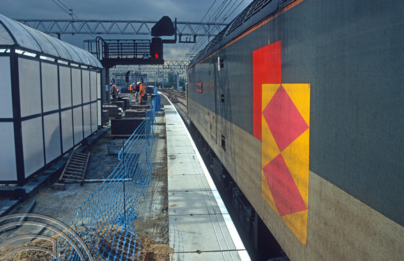 05514. 47186. MOD van train. Stratford. 17. 6.4.1996