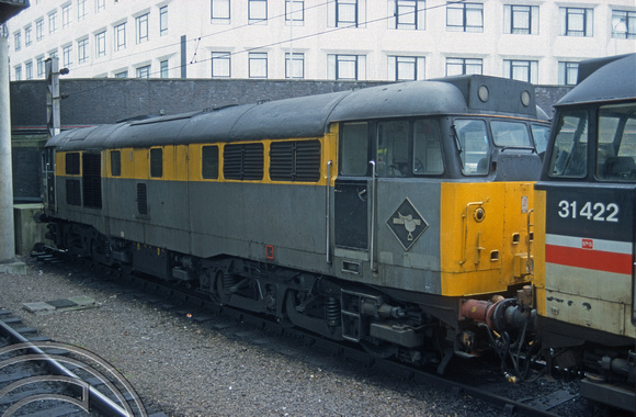 05512. 31524. Stabled in the old restaurant car bay. Euston. 6.4.1996