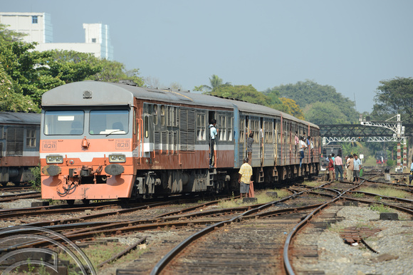 DG239052. Class S8 No 828. Maradana.Sri Lanka. 3.2.16