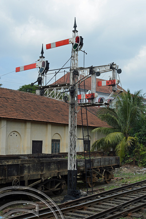 DG237580. Bracket semaphore. Kandy. Sri Lanka. 12.1.16.