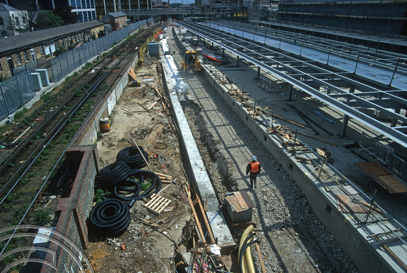 05728. Building the new London Underground platforms. Stratfor . summer. 1996