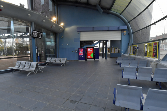 DG407279. Waiting room in main building. St Helens Central. 21.11.2023.