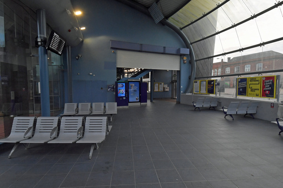 DG407281. Waiting room in main building. St Helens Central. 21.11.2023.