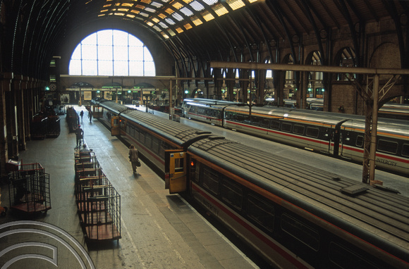 06160. BRUTES on the platform. Kings Cross. 17.9. 1996