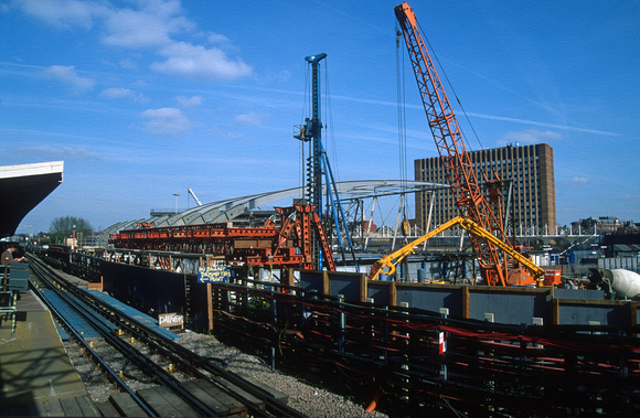 06442. Building the new Jubilee line station. Stratford. 21.3.97