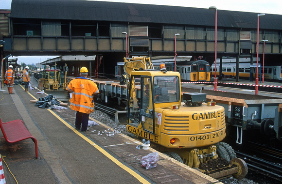 06774. Relaying track in platform 10. Clapham Junction. 31.7.97