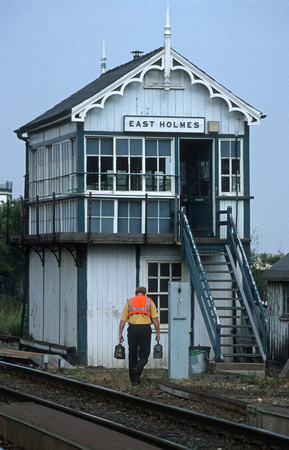 06979. East Holmes signalbox with signalman and oil lamps. Lincoln. 2.8.99