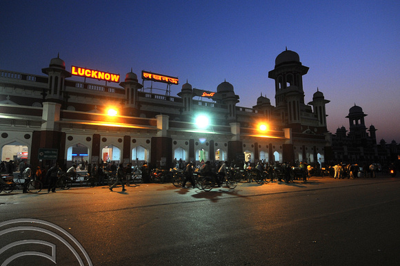 DG70136. Lucknow station. India. 14.12.10.