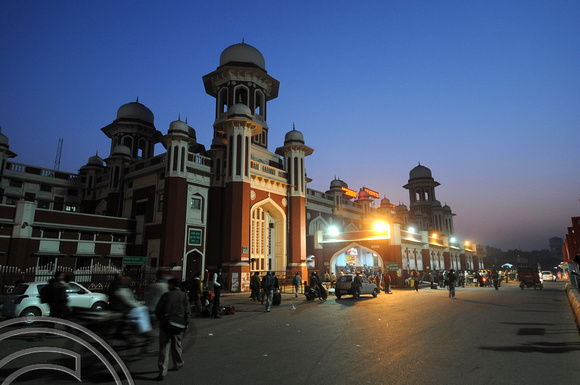 DG70139. Lucknow station. India. 14.12.10.
