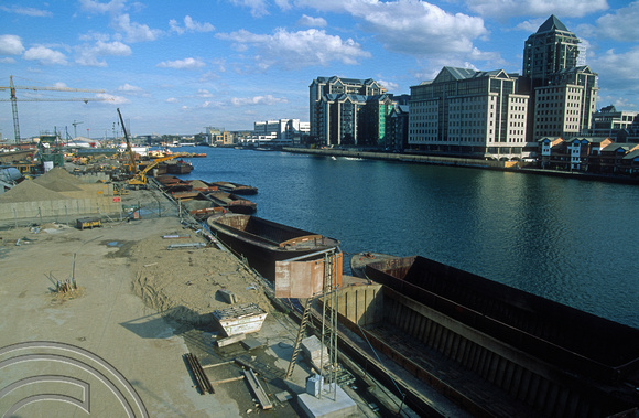 T5482. Building the Jubilee line. Docklands. London. England. 1996