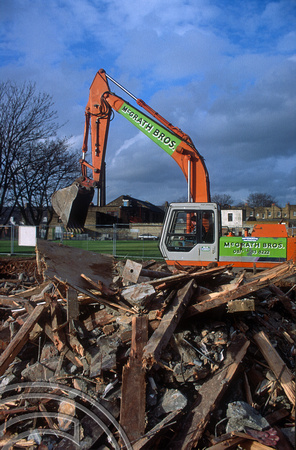 R0117. Demolishing Rachael Whiteread's House. 193 Grove Rd. Bow. London. February 1994
