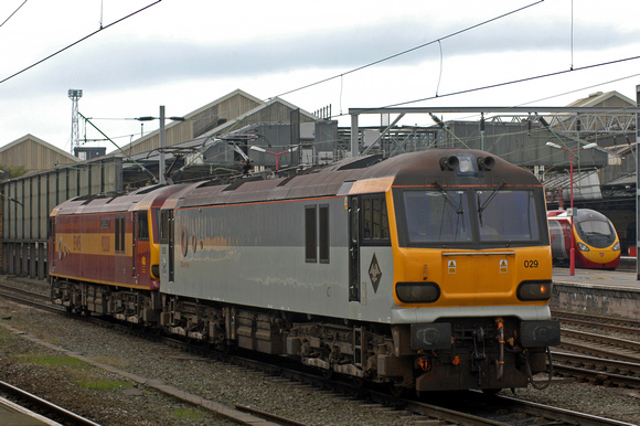 DG01771. 92029 and 92031. Crewe. 25.8.04.
