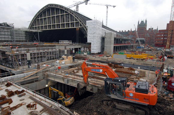 DG02182. Building the new West side platforms. St Pancras. 24.11.2004.