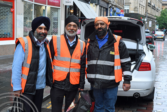 DG324167. Sikh charity workers feeding the homeless. Glasgow. 29.5.19.