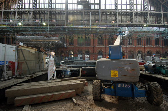 DG03524. Rebuilding St Pancras. 22.04.2005.
