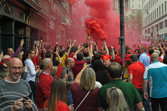 DG324532. LFC supporters in the city centre. Liverpool. 1.6.19.