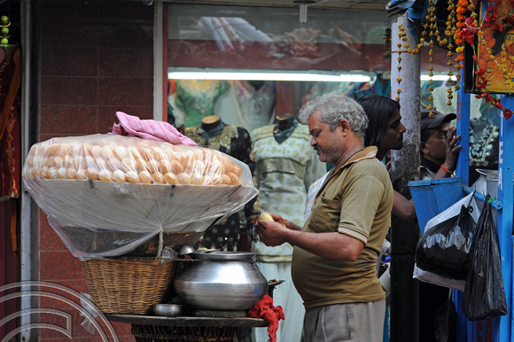 DG70318. Streetlife. Calcutta. India. 16.12.10