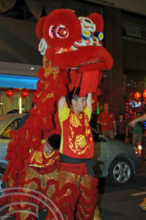 DG101662. Dragon dancers. Chinatown. Kuala Lumpur. malaysia. 18.1.12.