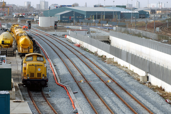 DG02292. CTRL loco and tunnel portal. Dagenham. 6.1.05.