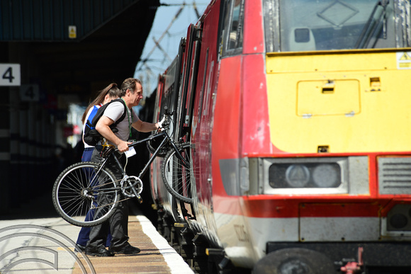 DG326835. Loading a bicycle. Doncaster. 28.6.19.