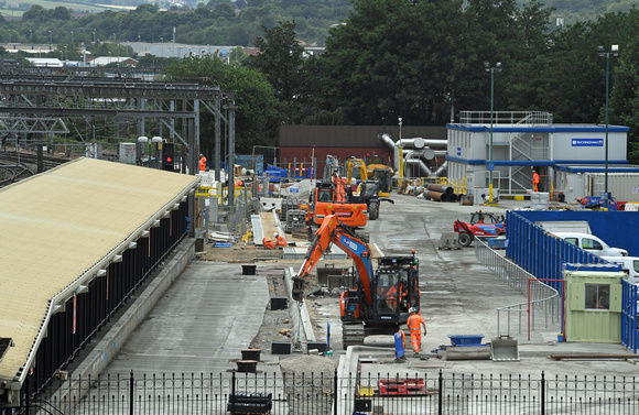 DG327002. New platform under construction. Leeds. 1.7.19.