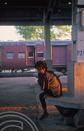 T6897. Waiting for the early morning train. West Bengal. India. 31.03.1998.