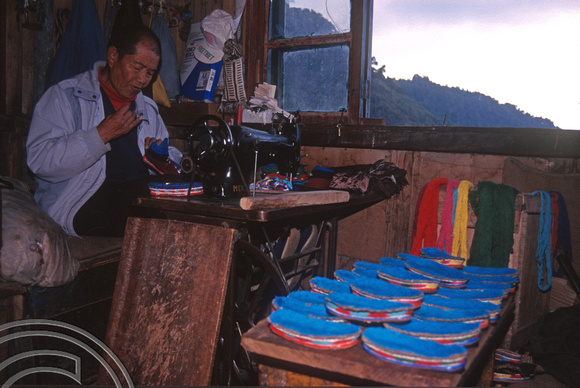 T6932. Shoemaker at the Tibetan refugee centre. Darjeeling. West Bengal. India. April.1998.