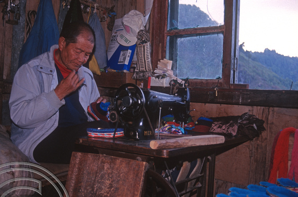 T6933. Shoemaker at the Tibetan refugee centre. Darjeeling. West Bengal. India. April.1998.