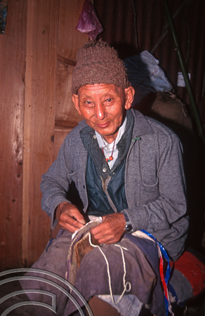 T6934. Craftsman at the Tibetan refugee centre. Darjeeling. West Bengal. India. April.1998.