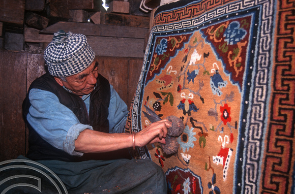 T6942. Carpetmaking at the Tibetan refugee centre. Darjeeling. West Bengal. India. April.1998.