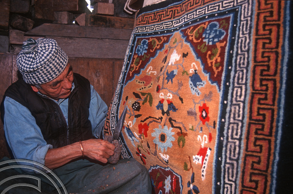 T6943. Carpetmaking at the Tibetan refugee centre. Darjeeling. West Bengal. India. April.1998.
