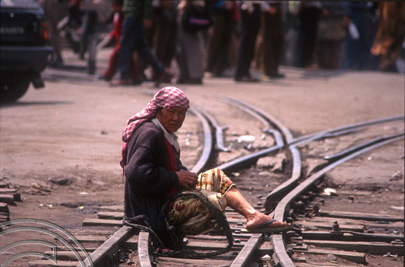 T6964. Woman porter at the station. Kurseong. West Bengal. India. April.1998.