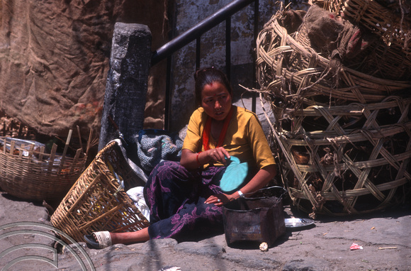 T6975. Woman selling cooked corn on the cob. Darjeeling. West Bengal. India. April.1998.
