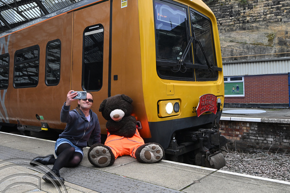 DG428930. Hunslet bear and fan. Class 323 farewell tour. Liverpool Lime St. 29.9.2024.