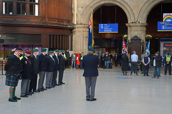 DG362069. Rememberence day silence. Glasgow Central. 11.11.2021.