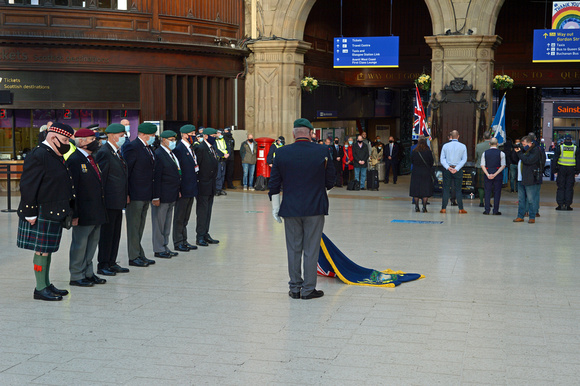 DG362070. Rememberence day silence. Glasgow Central. 11.11.2021.
