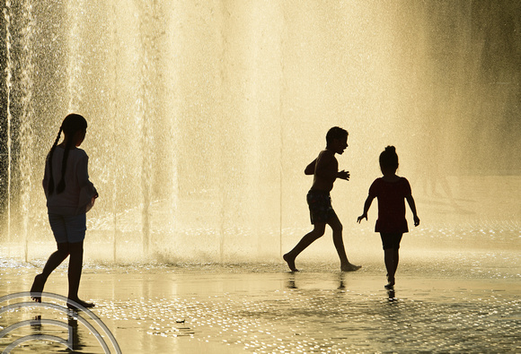 DG334539. Kids playing in the fountains. Bradford. 21.9.19